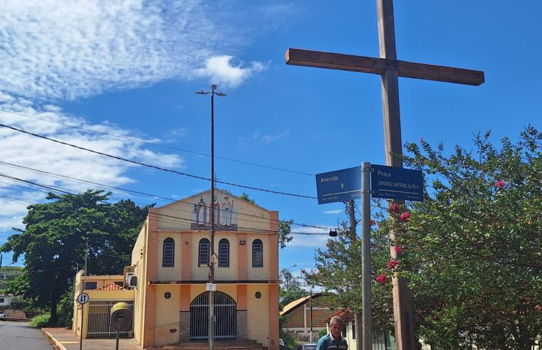 Capela de Santos Reis ganha cruzeiro de mais de 7 metros de altura