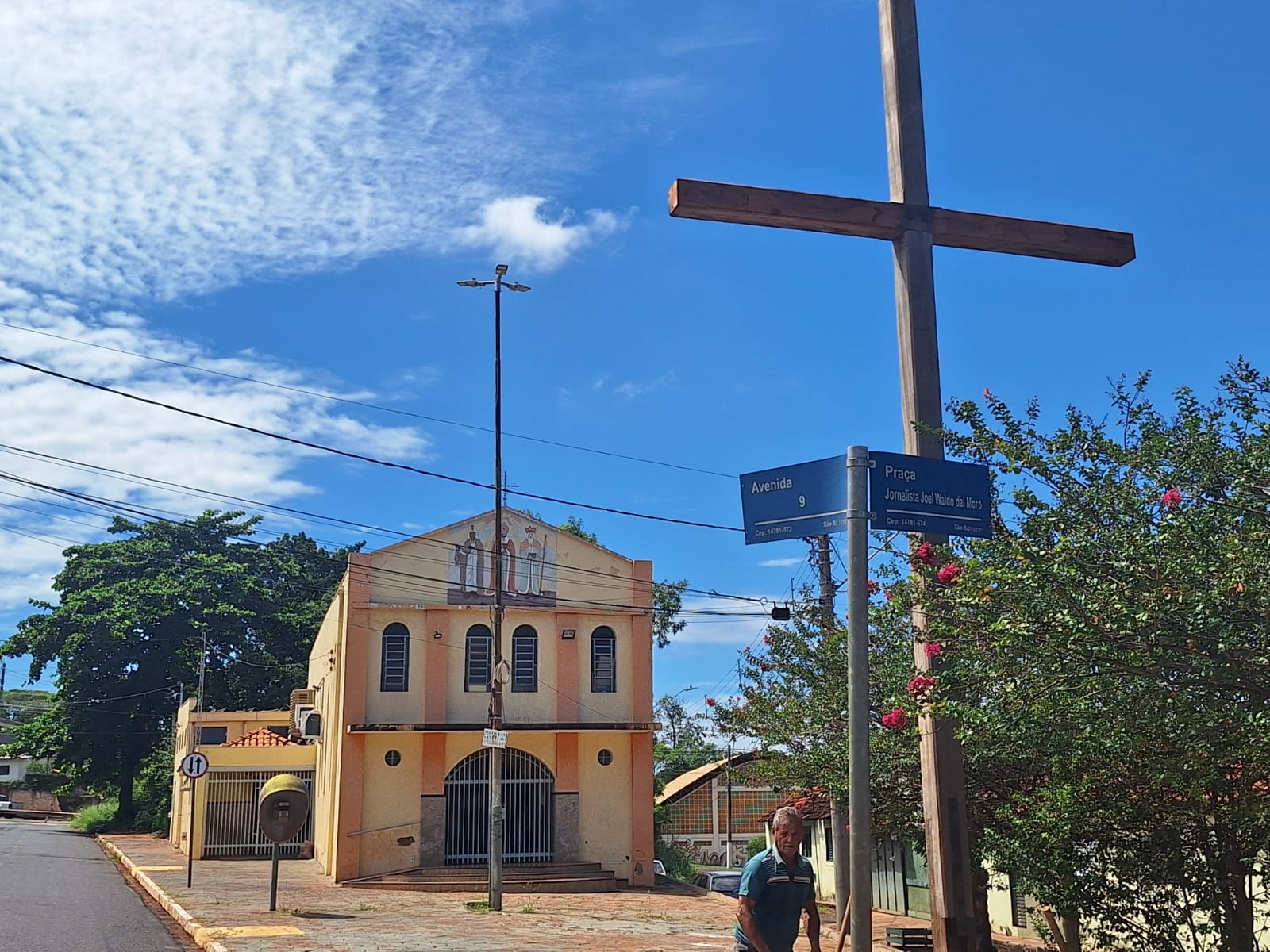 Capela de Santos Reis ganha cruzeiro de mais de 7 metros de altura