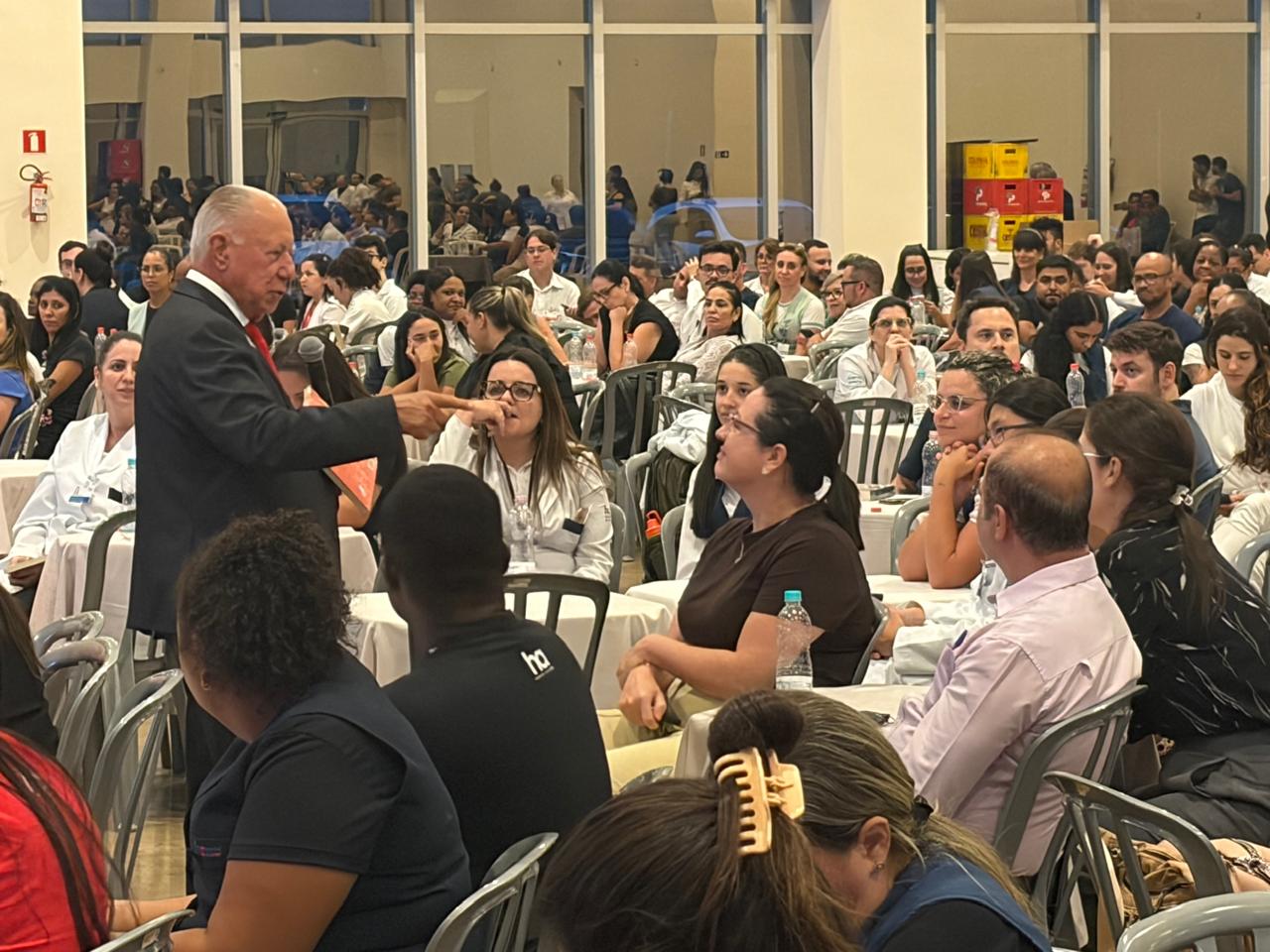 Mário Gazin ministra palestra sobre liderança para colaboradores de hospitais