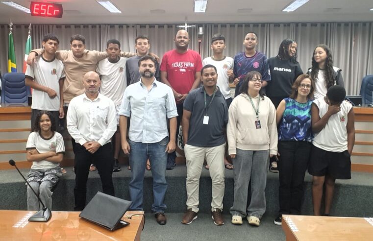 Alunos da E.M. Prof. Giuseppe Carnímeo visitam a Câmara Municipal