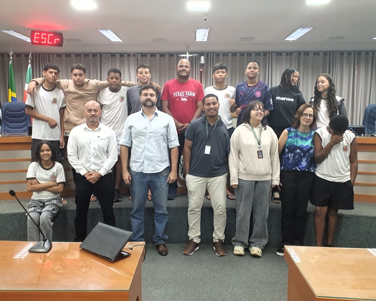 Alunos da E.M. Prof. Giuseppe Carnímeo visitam a Câmara Municipal
