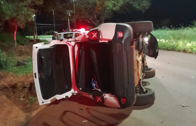 Bombeiros e SAMU atendem capotamento na Avenida das Comitivas