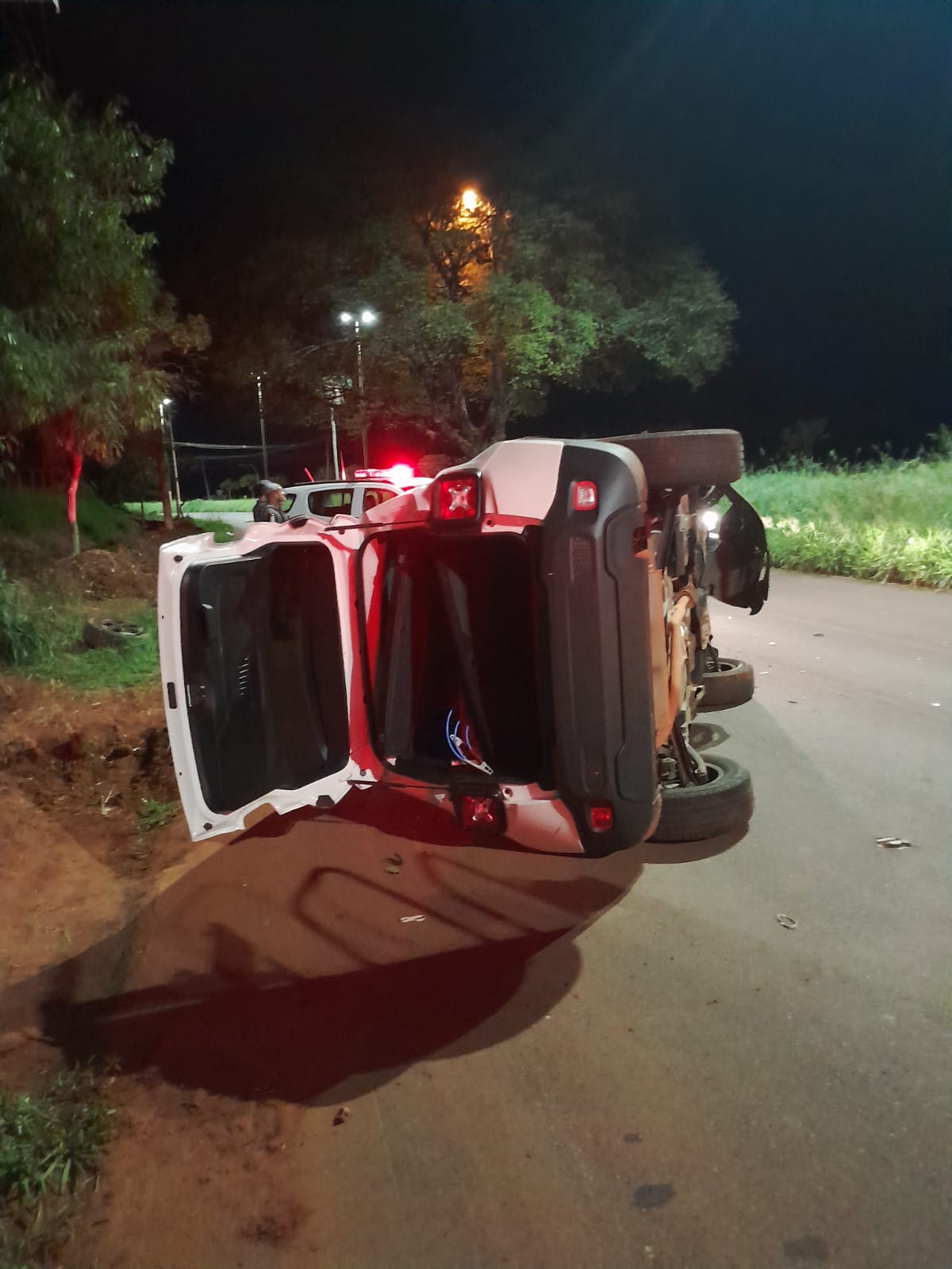 Bombeiros e SAMU atendem capotamento na Avenida das Comitivas