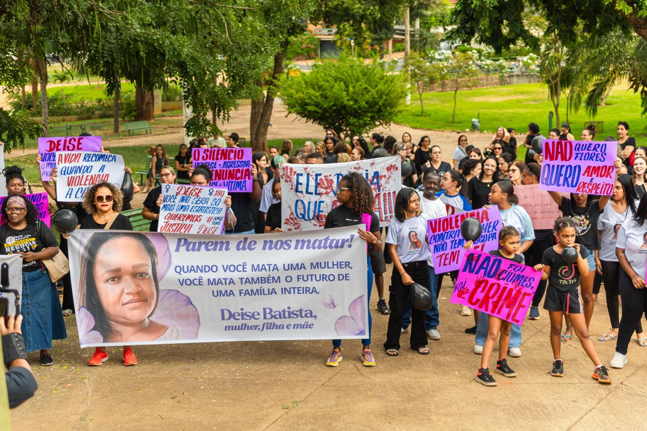 População e autoridades participam de ato de repúdio contra o feminicídio