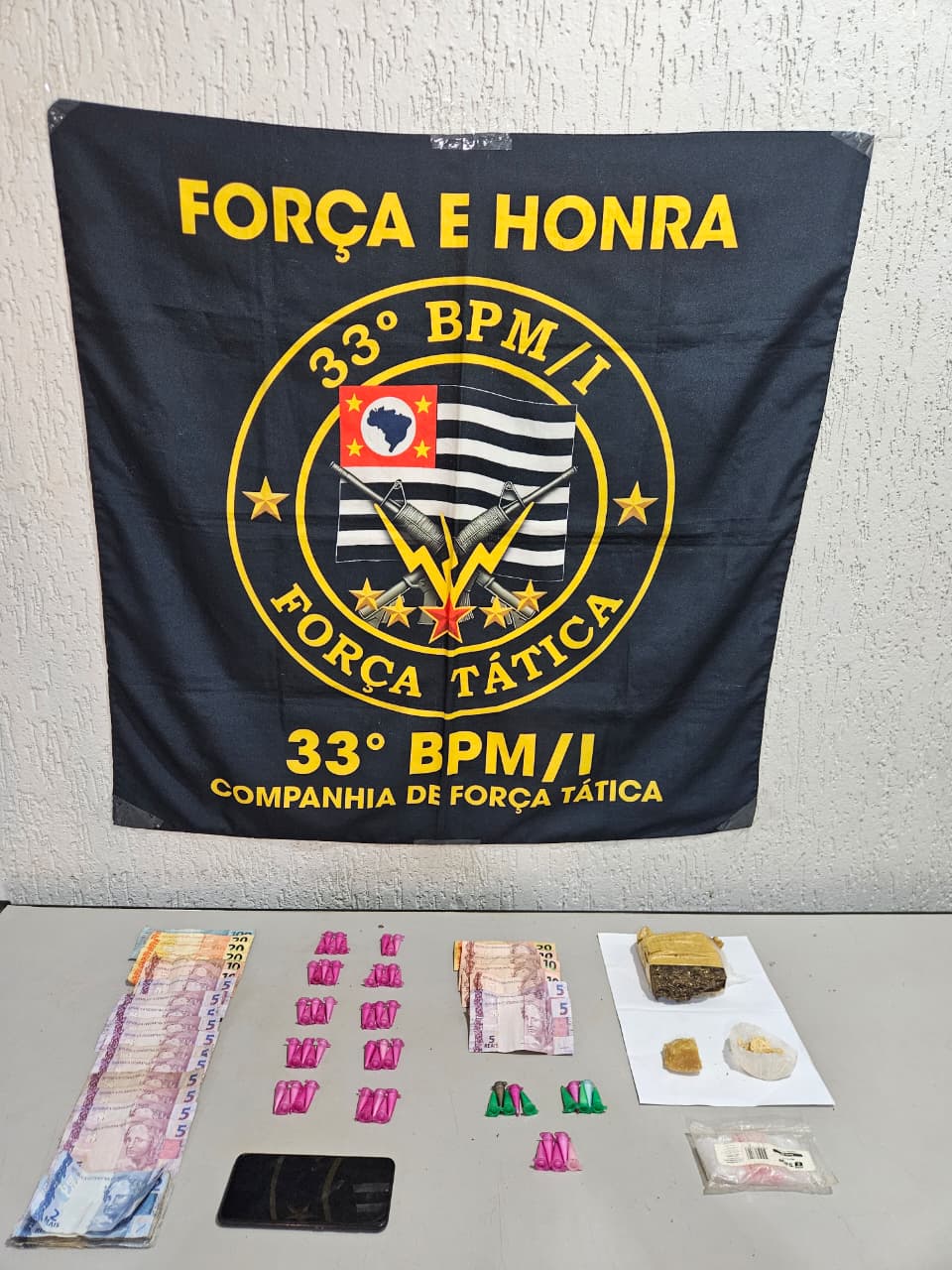 Força Tática prende dois homens por tráfico de drogas no Luiz Spina