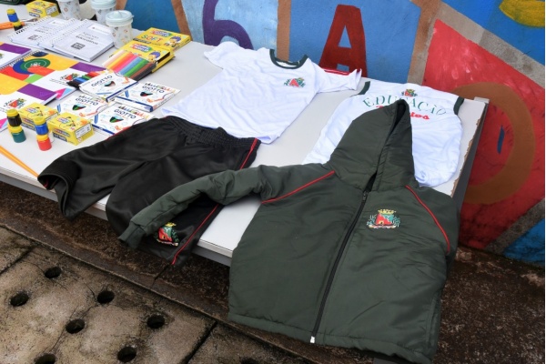 Prefeitura de Barretos inicia entrega de uniformes e kits escolares na Rede Municipal de Ensino