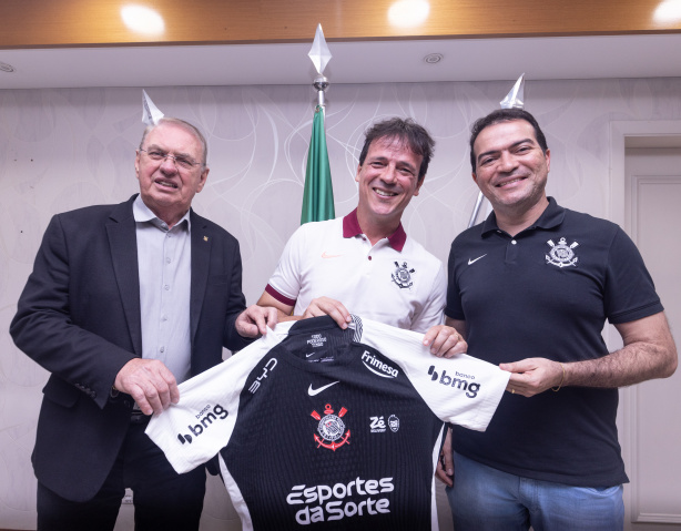 Corinthians anuncia a contratação do técnico Fernando Diniz