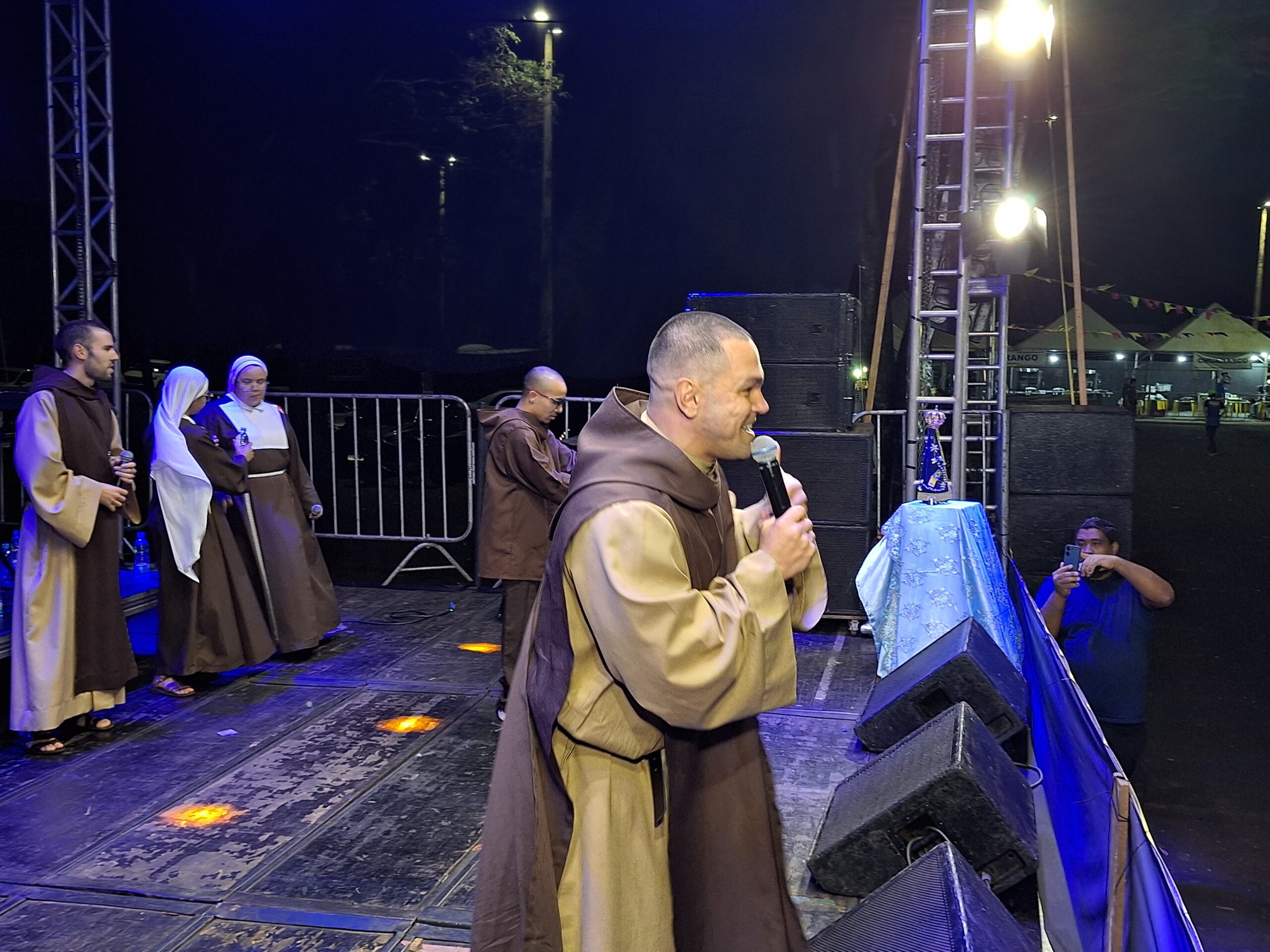 Frei Gleison e Filhos da Promessa abrem Arraial da Alegria