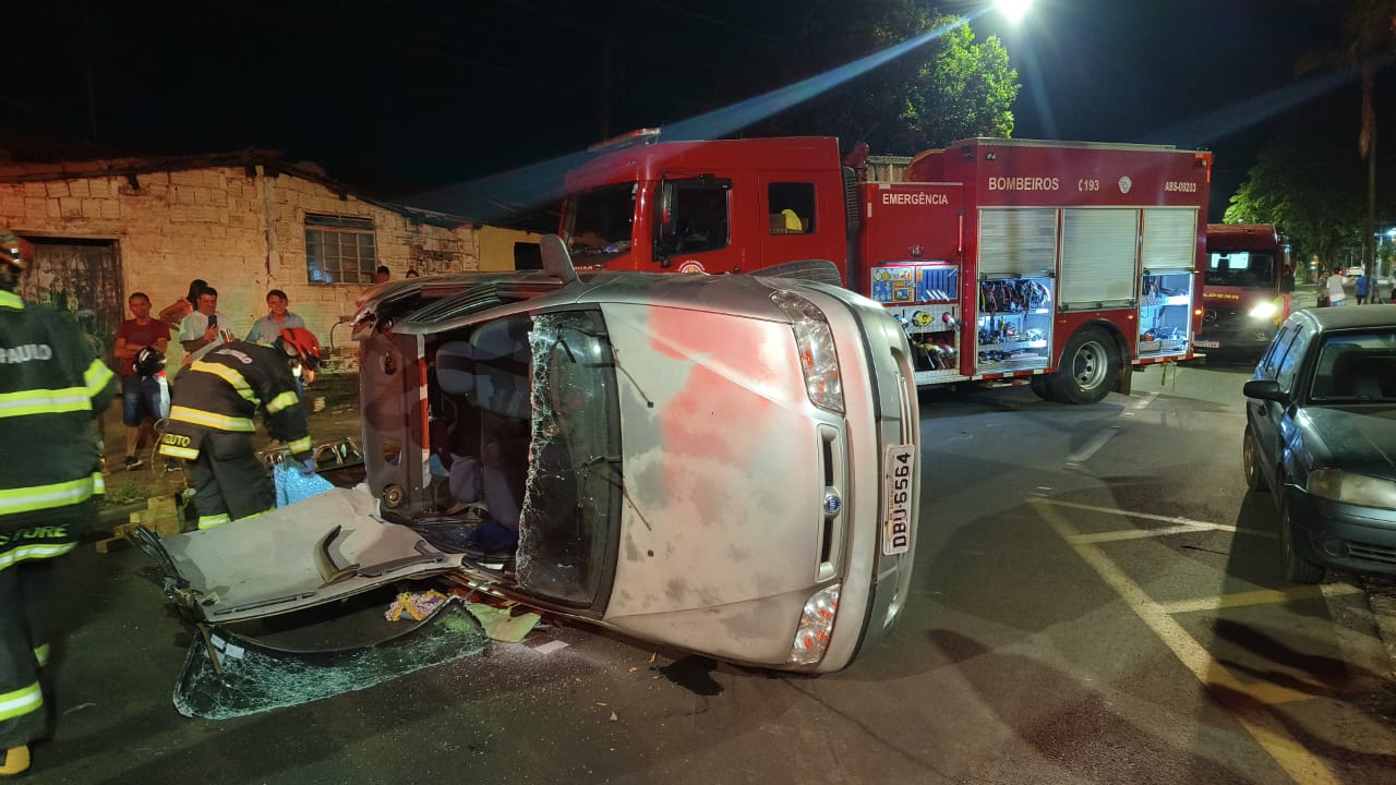 Idosa fica ferida após capotamento em frente ao CSU
