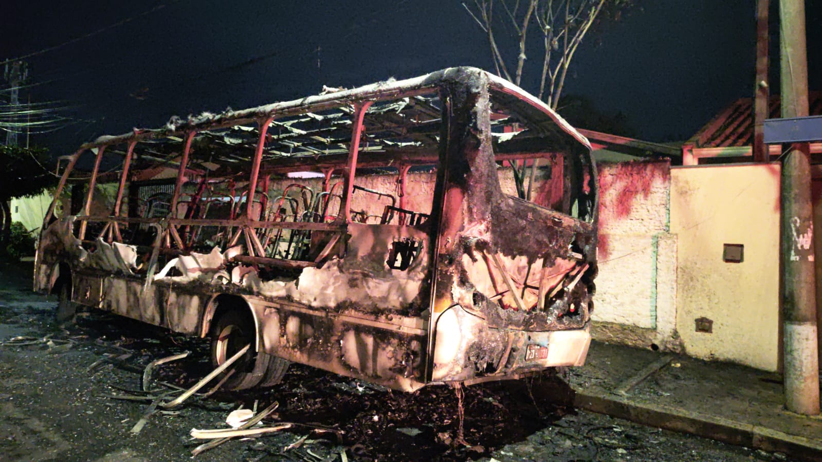 Bombeiros combatem incêndio em microônibus