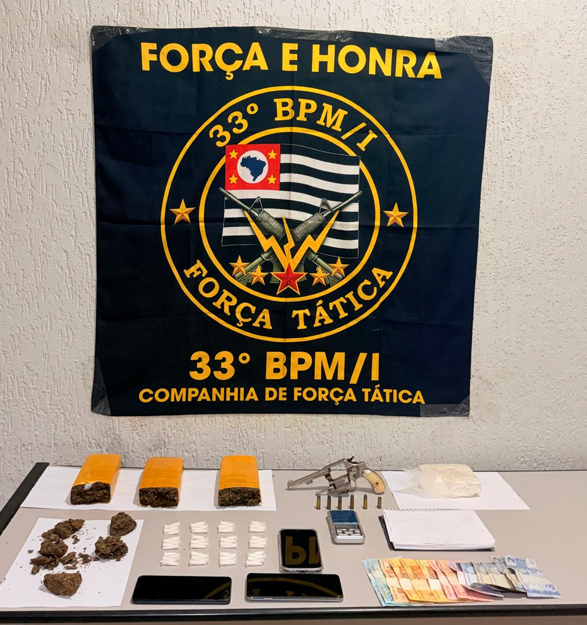 Homem é preso por tráfico e apreende arma de fogo
