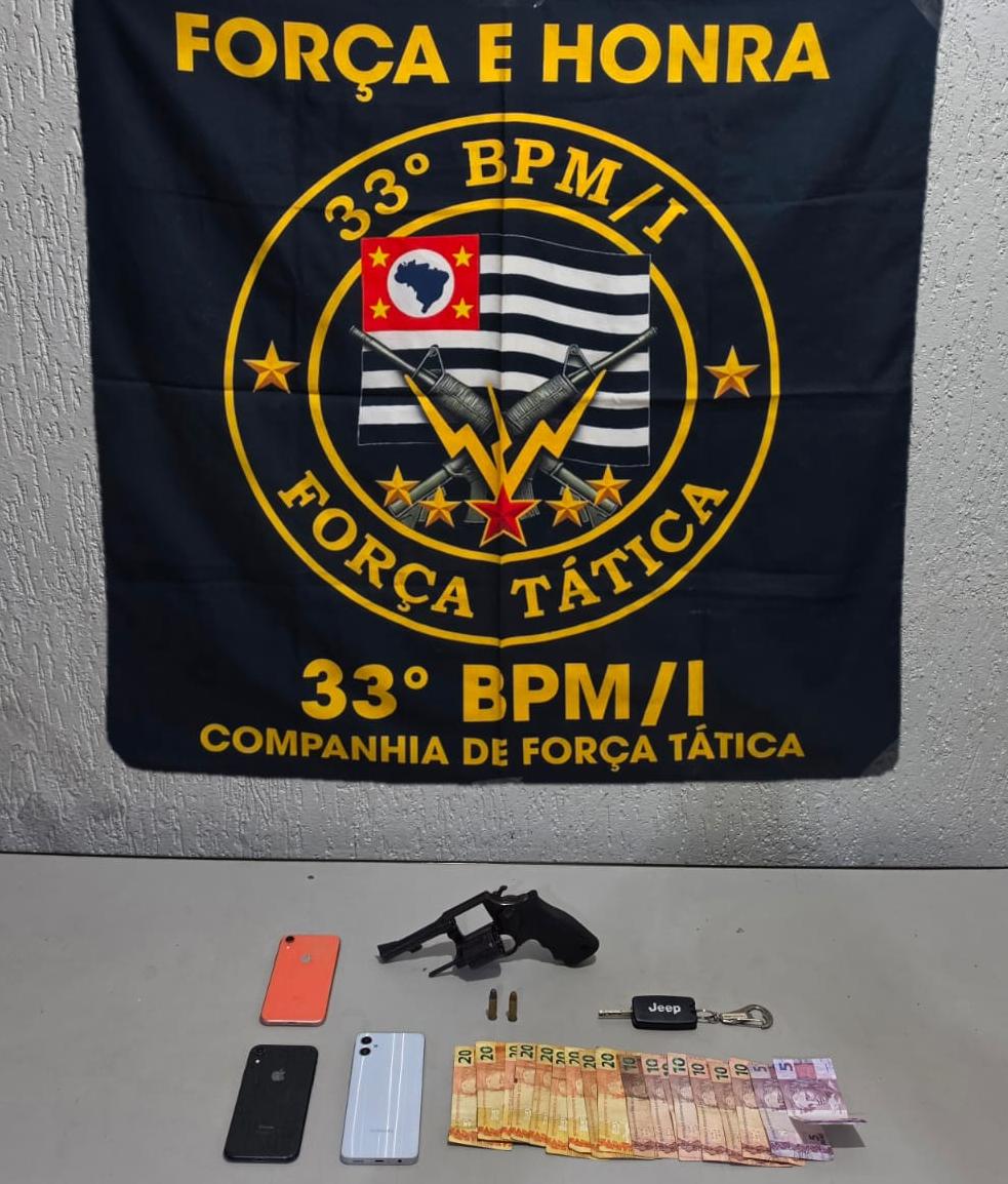 PM recupera veículo furtado e apreende arma