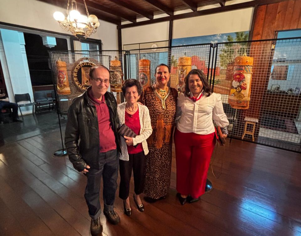 Elisete Tedesco abre exposição Telhas da Ancestralidade