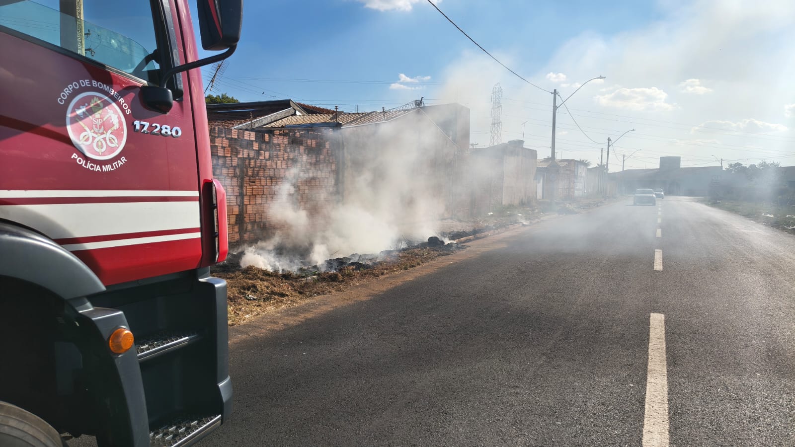 Incêndio em terreno baldio mobiliza Corpo de Bombeiros em Barretos
