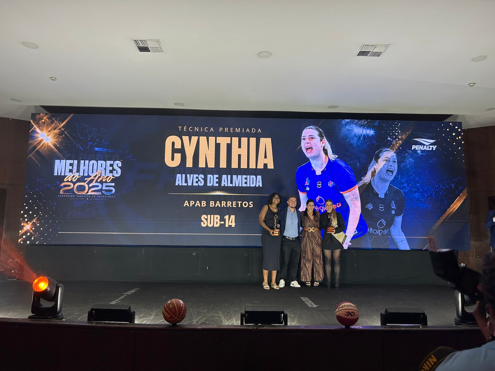 Cynthia Almeida recebe prêmio de melhor técnica Sub-14 na FPB 