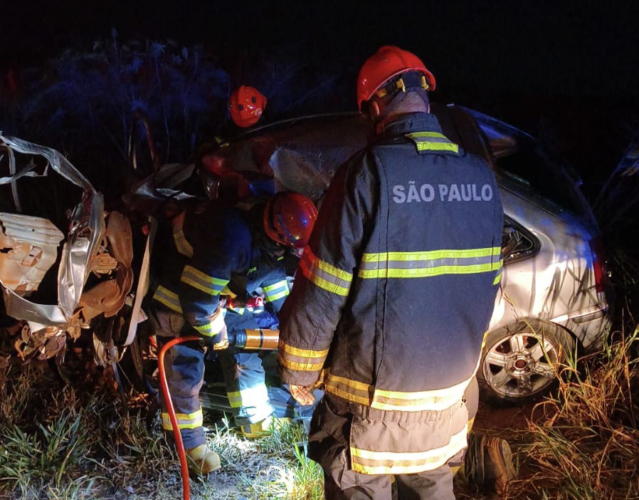 Colisão frontal entre carro e treminhão deixa um morto na rodovia Brigadeiro Faria Lima