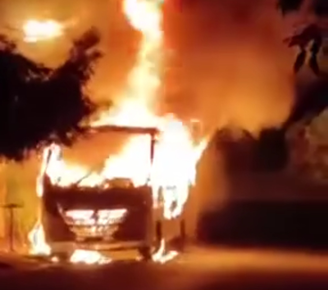 Bombeiros combatem incêndio em microônibus