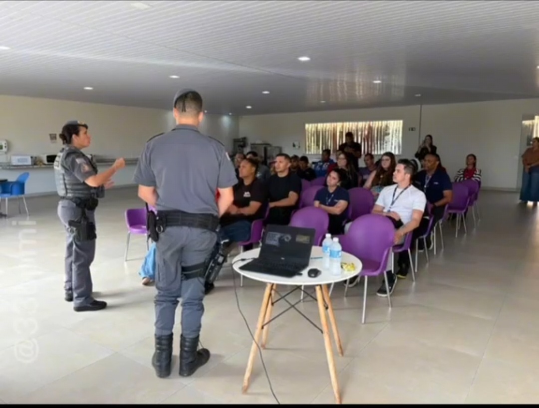 PM orienta funcionários de hotel sobre o Maio Amareli