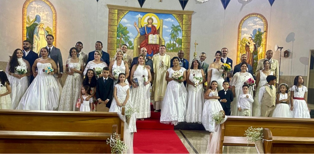 Paróquia celebra casamento comunitário com 12 casais