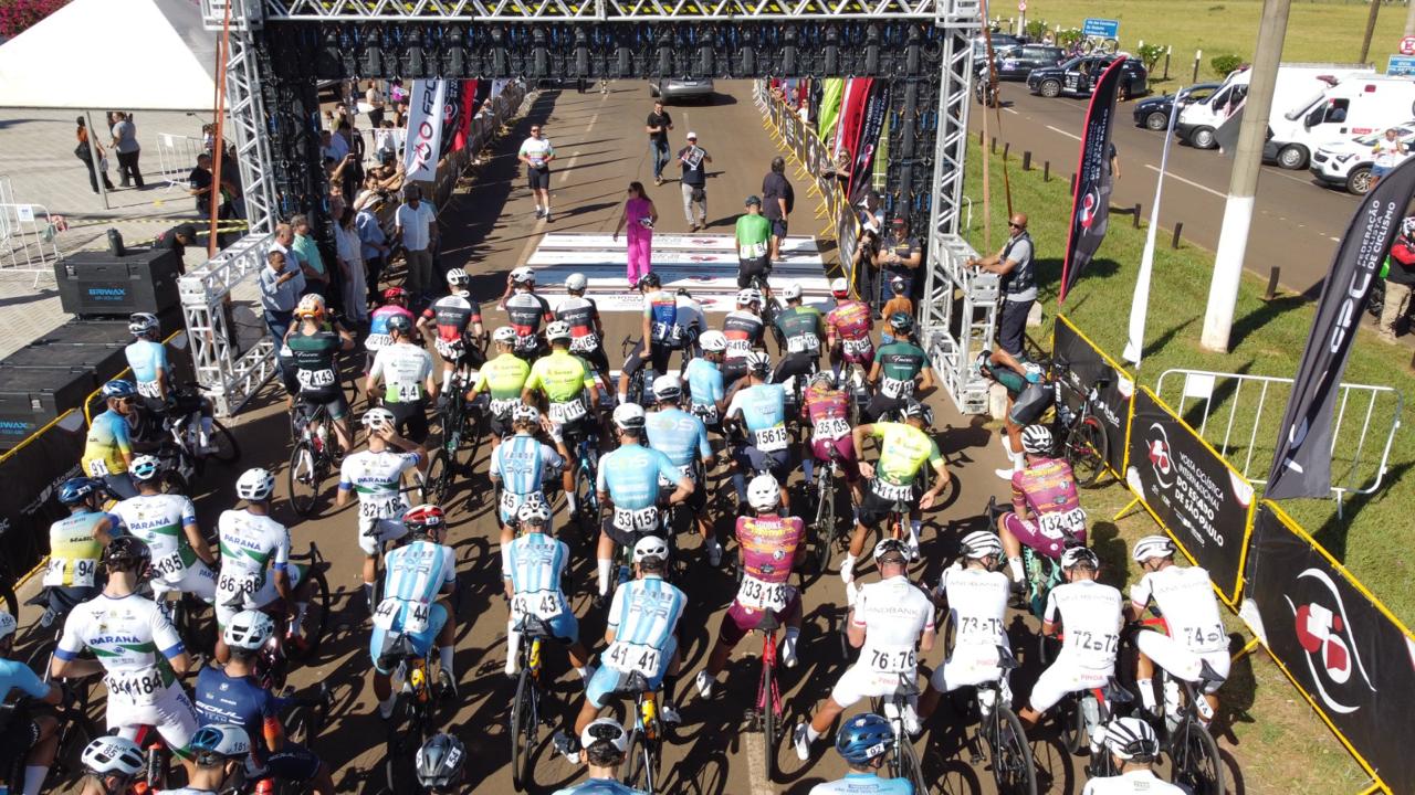 Competidores fazem largada em Barretos para a 3ª fase da Volta Ciclística Internacional do Estado de São Paulo