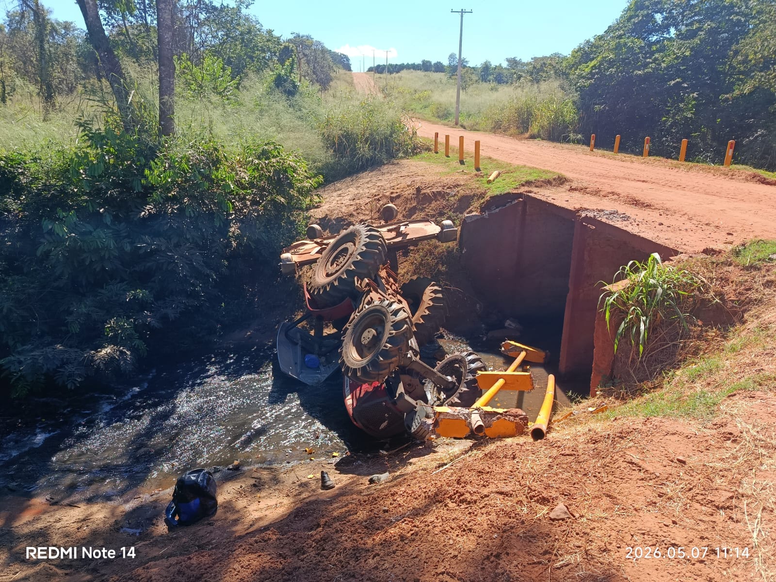 Tratorista fica gravemente ferido após cair em córrego no Distrito de Brejinho