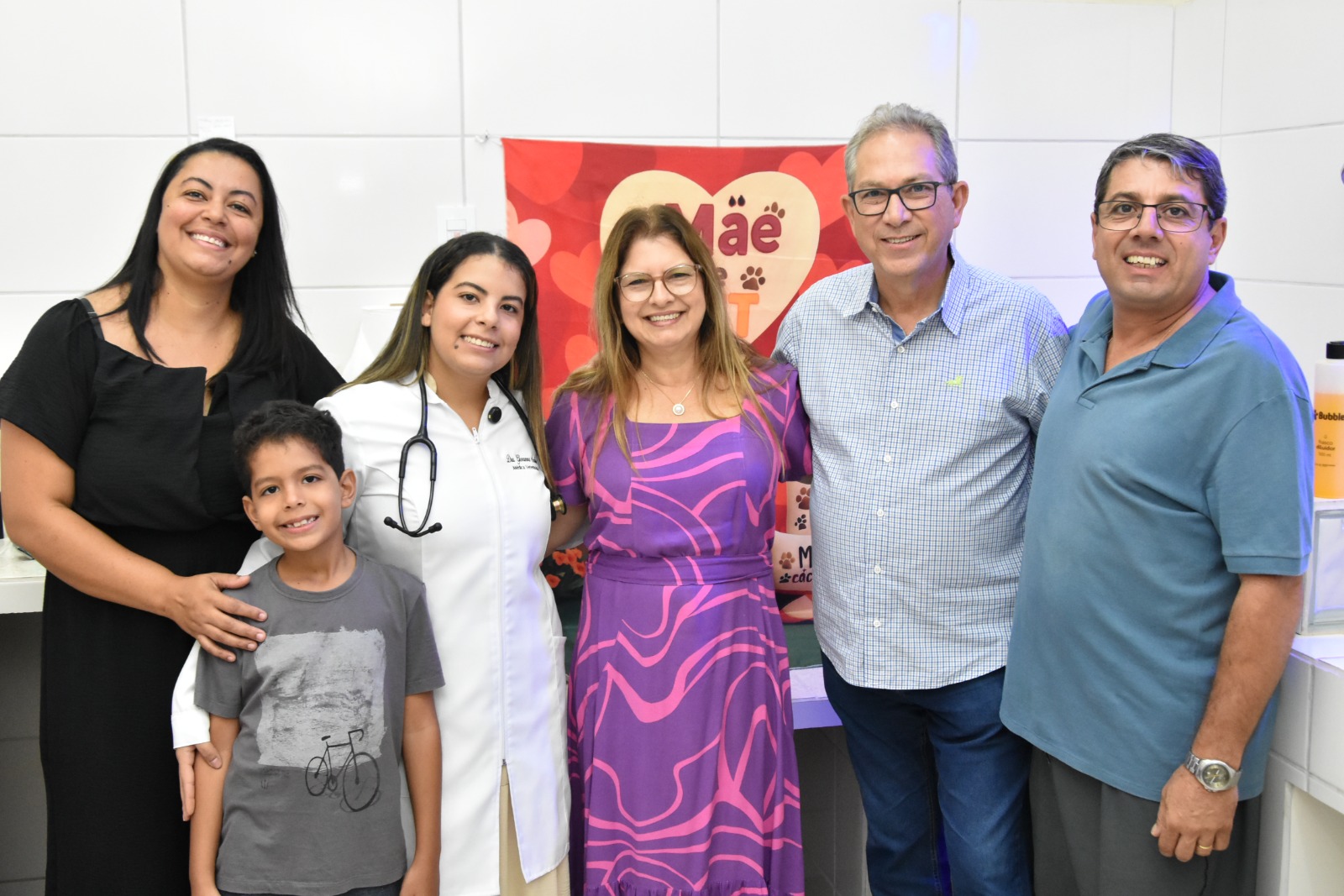 Prefeito e primeira-dama prestigiam inauguração de petshop de família que participou do Programa Caminho da Capacitação
