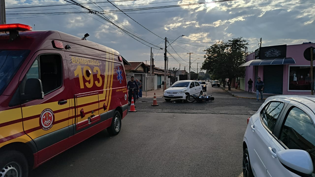 Motociclista fica ferido após colisão com carro no bairro Nogueira
