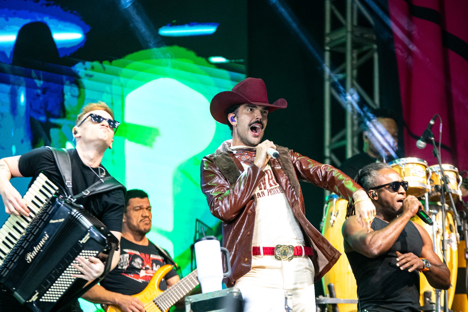 Luan Pereira embala público na segunda noite do Rodeio Pela Vida