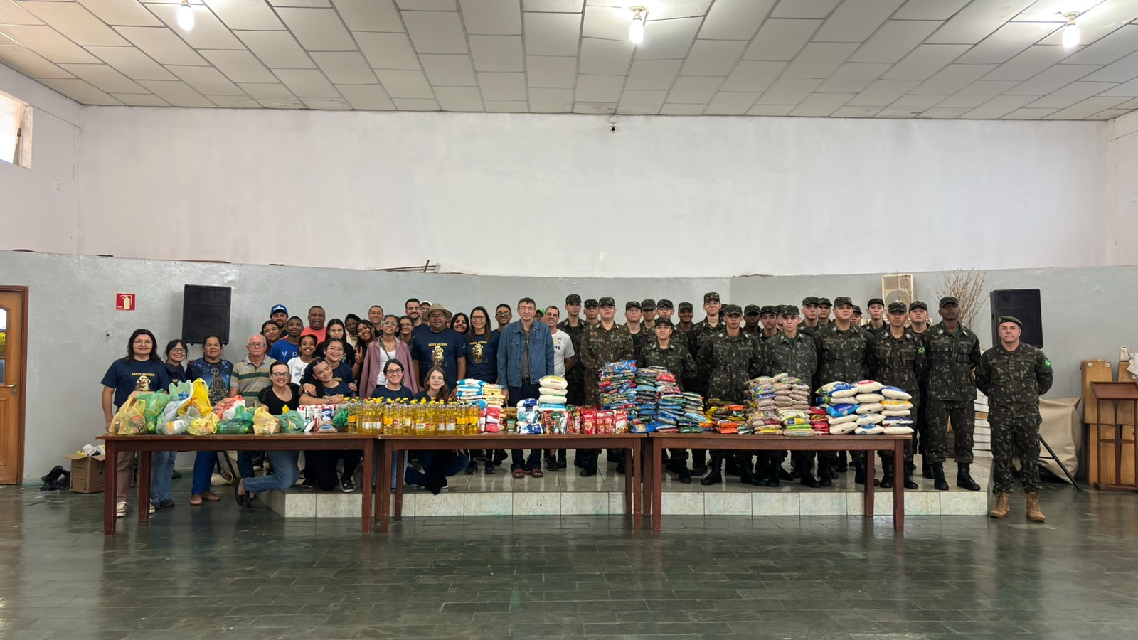 Paróquia Santo Antônio arrecada alimentos durante arrastão no fim de semana