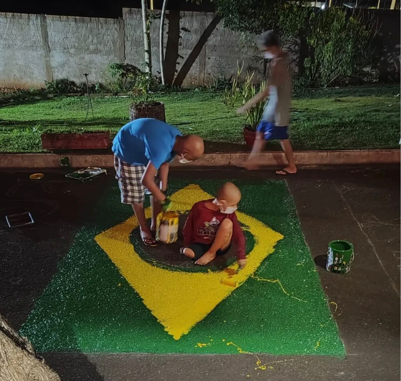 Assistidos da Casa Vovô Antônio pintam abrigo com as cores do Brasil