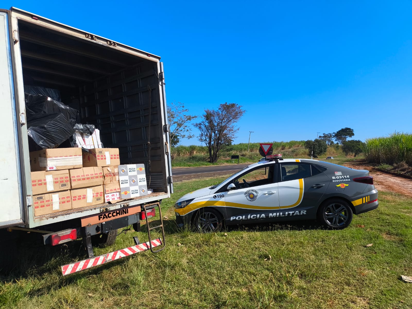 Polícia Rodoviária apreende carga com 20 mil maços de cigarros contrabandeados em Olímpia