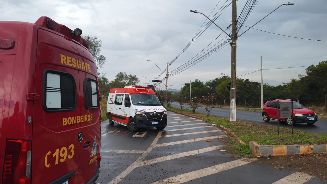 Mãe e sobrinha ficam feridas após queda de motocicleta em rotatória
