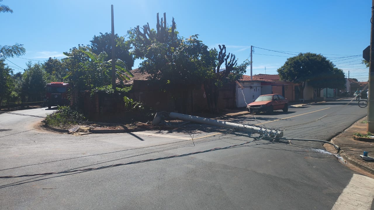 Caminhão atinge poste e provoca queda de fiação no bairro Santa Cecília