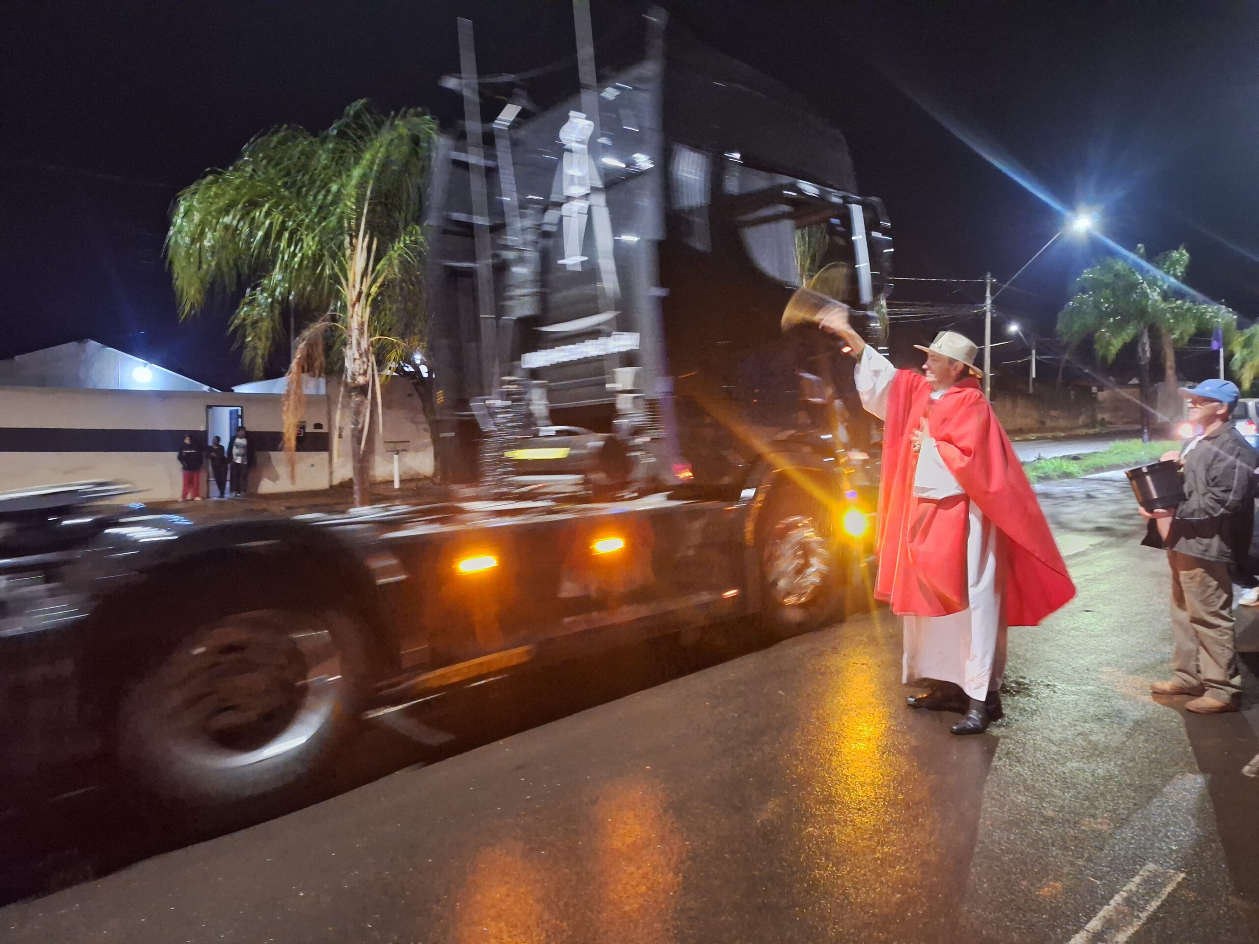 Carreata marca o Dia de São Cristóvão com benção de veículos e arrecadação de alimentos