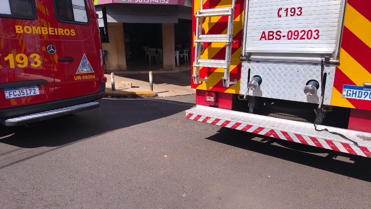 Incêndio em estabelecimento comercial é controlado pelos Bombeiros no Cecap II
