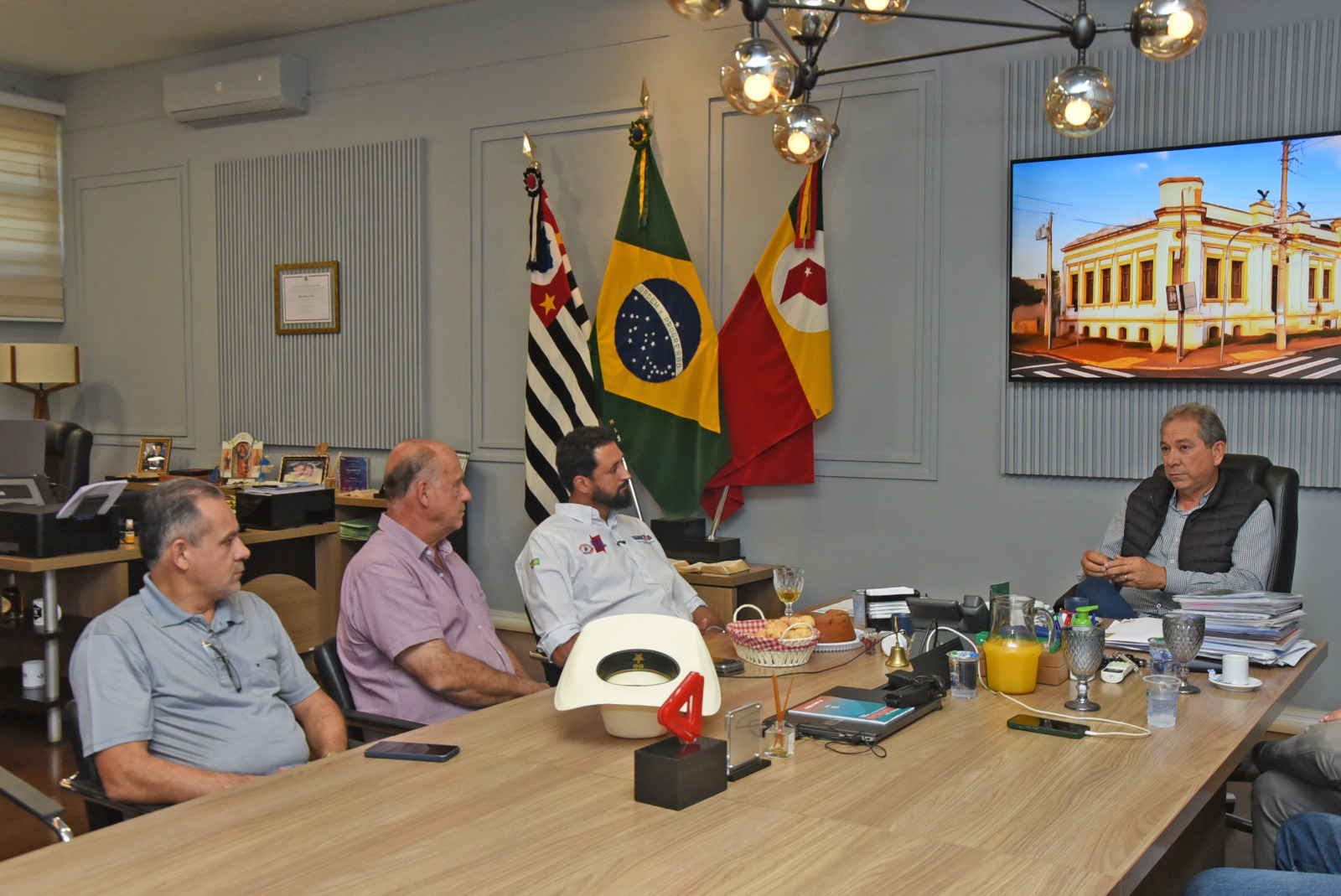 Deputado Federal Maurício do Vôlei anuncia participação no Desafio do Bem durante visita ao prefeito Odair Silva