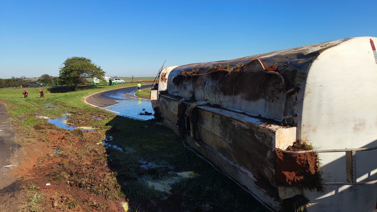 Carreta tomba em acesso entre rodovias e derrama 35 mil litros de óleo vegetal em Barretos