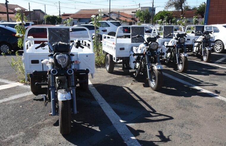 Prefeitura de Barretos recebe quatro triciclos de carga para reforçar serviços municipais