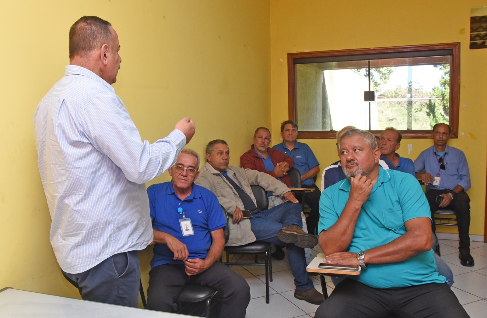 Motoristas do transporte coletivo participam de treinamento sobre operação de elevadores veiculares
