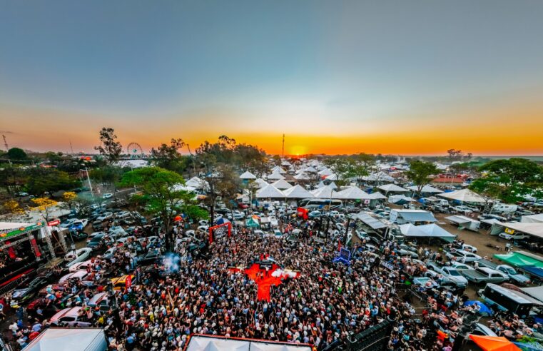 Quem escolhe viver a Festa do Peão de Barretos de forma imersiva, hospedando-se no camping oficial dentro do Parque do Peão, contará com um palco com mais de 35 shows entre os dias 20 e 30 de agosto.