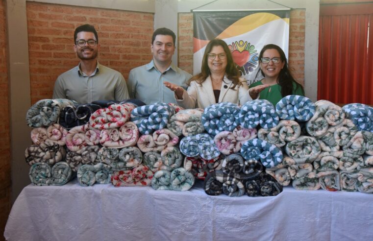 Fundo Social de Solidariedade recebe doação de 100 mantas do Sicredi