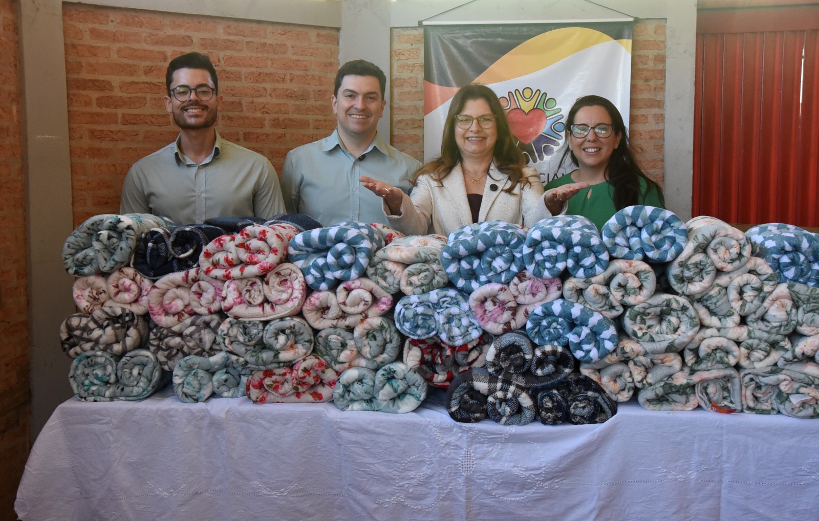 Fundo Social de Solidariedade recebe doação de 100 mantas do Sicredi