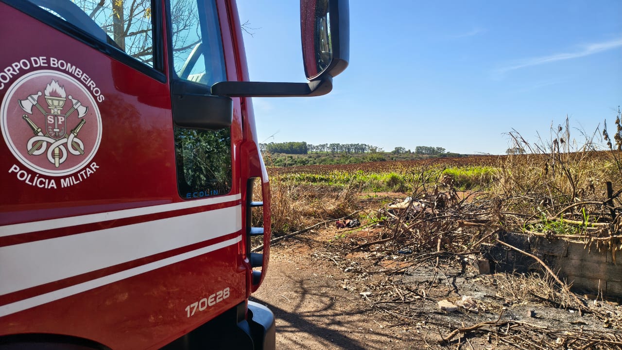 Bombeiros combatem incêndio em área de vegetação no bairro Vida Nova 2