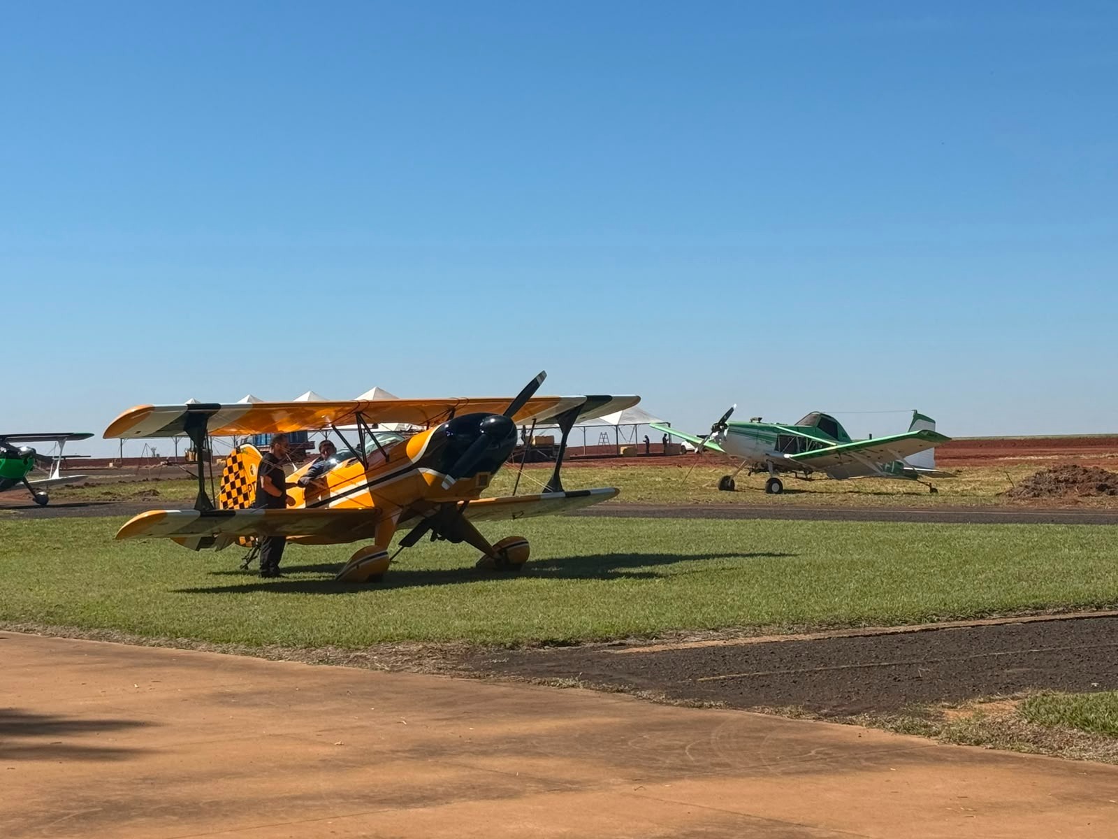 Secretarias de Zeladoria e de Trânsito realizam serviços na Vicinal Pedro Vicentini em preparação para o Campeonato Brasileiro de Acrobacia Aérea