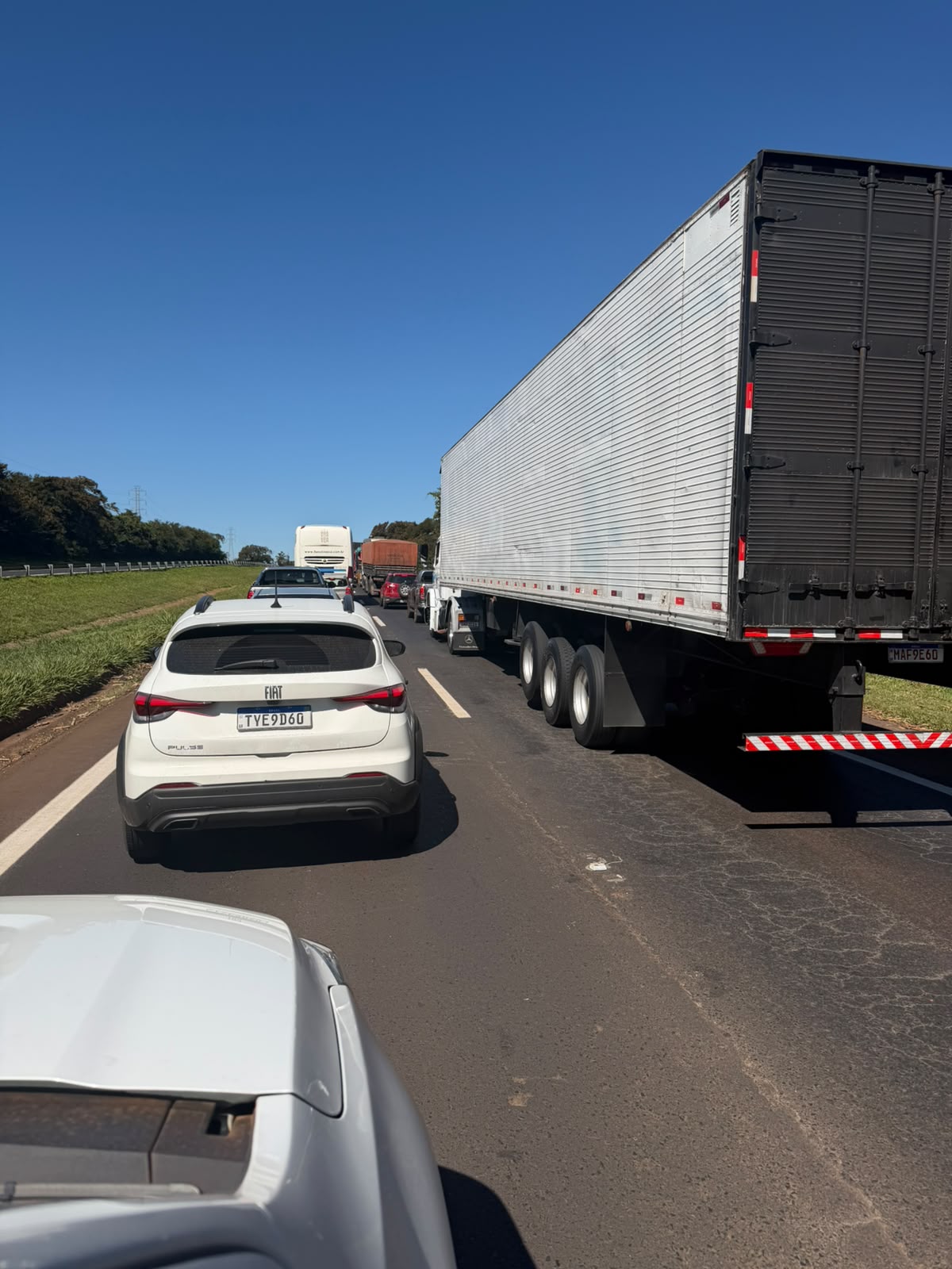 Acidente envolvendo carreta paralisa trânsito na Faria Lima