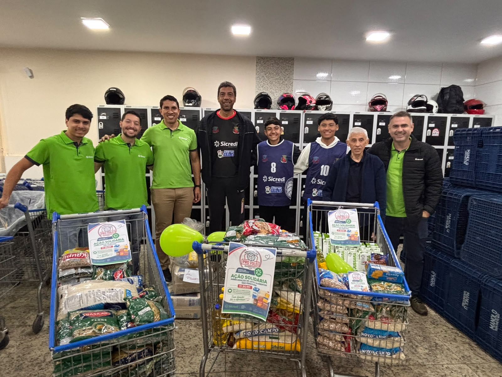 Bancários e Associação de Vôlei arrecada alimentos em supermercado
