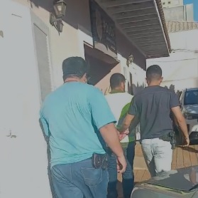 Homem é preso em flagrante por ameaçar e perseguir companheira