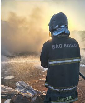 Incêndio em área de descarte de resíduos mobiliza Bombeiros e Defesa Civil na zona norte